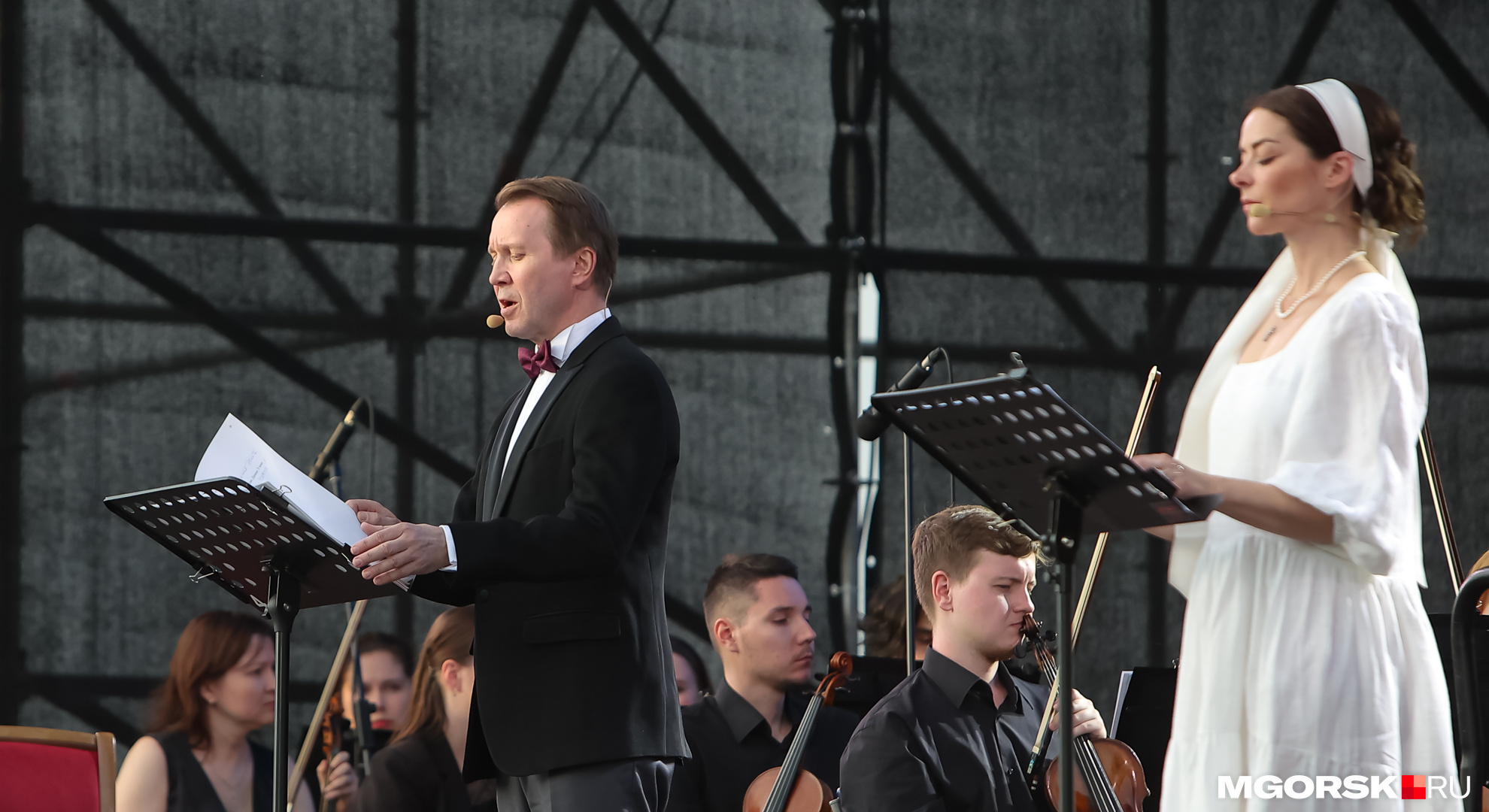 Артисты выступали в сопровождении симфонического оркестра Челябинской области под управлением Адика Абдурахманова