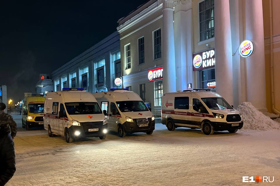 К железнодорожному вокзалу Екатеринбурга съехались медики. В поезде погиб ребенок
