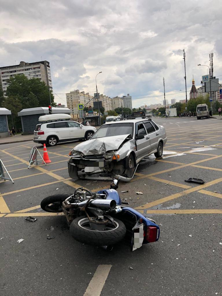 Двоих подбросило в воздух. В Москве после ДТП с мотоциклом погибла женщина
