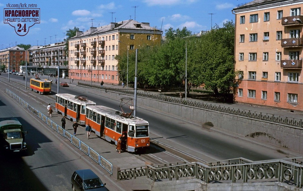 Трамваи на Красрабе, вид с моста на Мичурина
