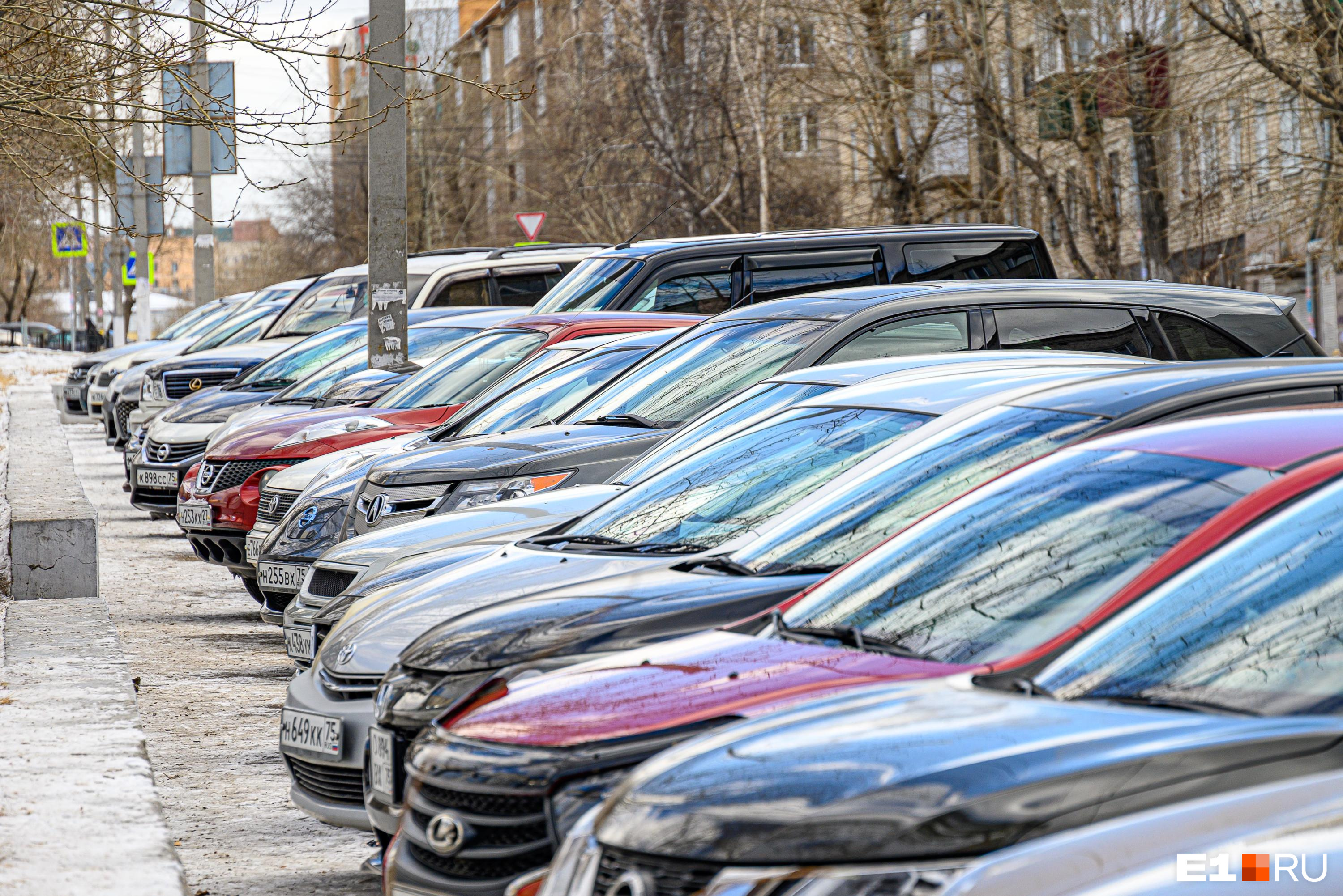 В Екатеринбурге запретят парковаться на важной улице. Все для блага водителей