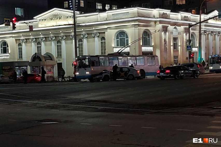 В центре Екатеринбурга легковушка залетела под троллейбус: видео момента аварии из кабины