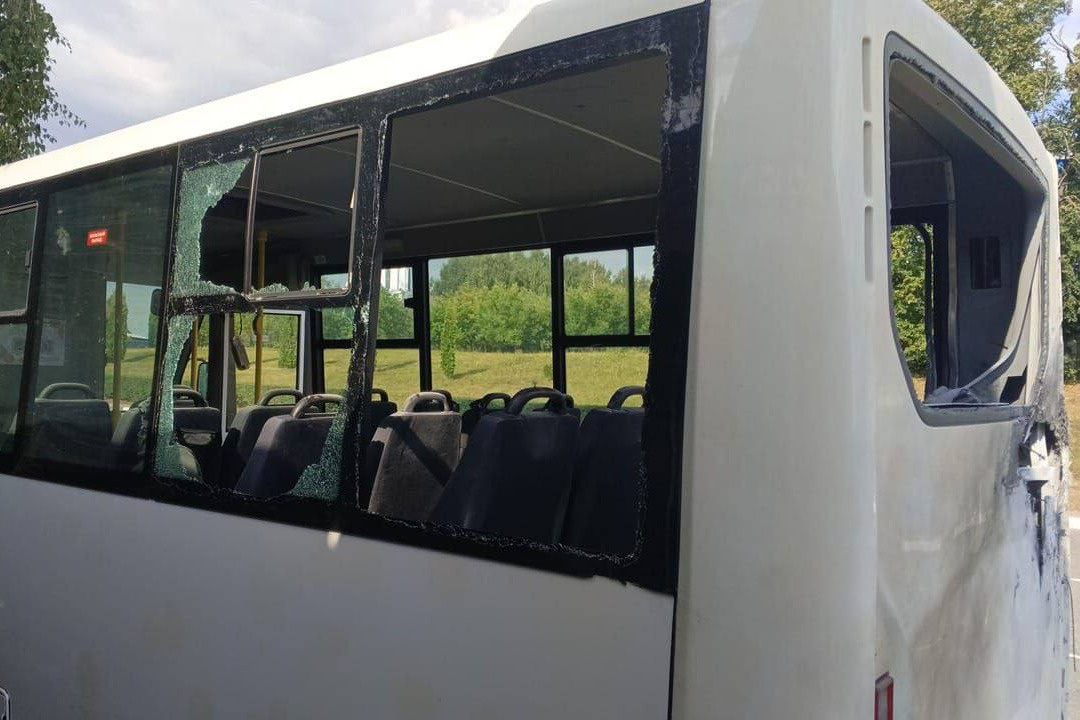 Один человек погиб и трое пострадали при попадании дрона в автобус под Белгородом