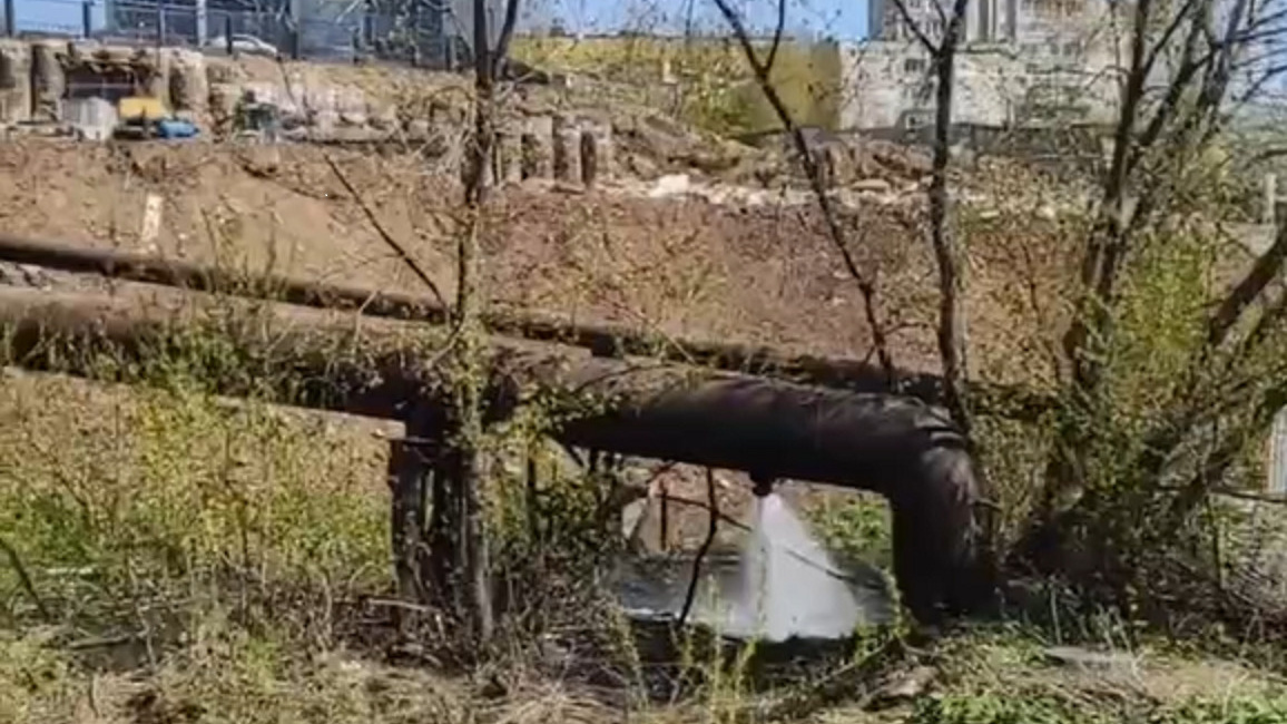 «Местный водопад»: пермяк снял на видео, как бьет вода из трубы рядом с Данилихой. Разбираемся, в чём причина