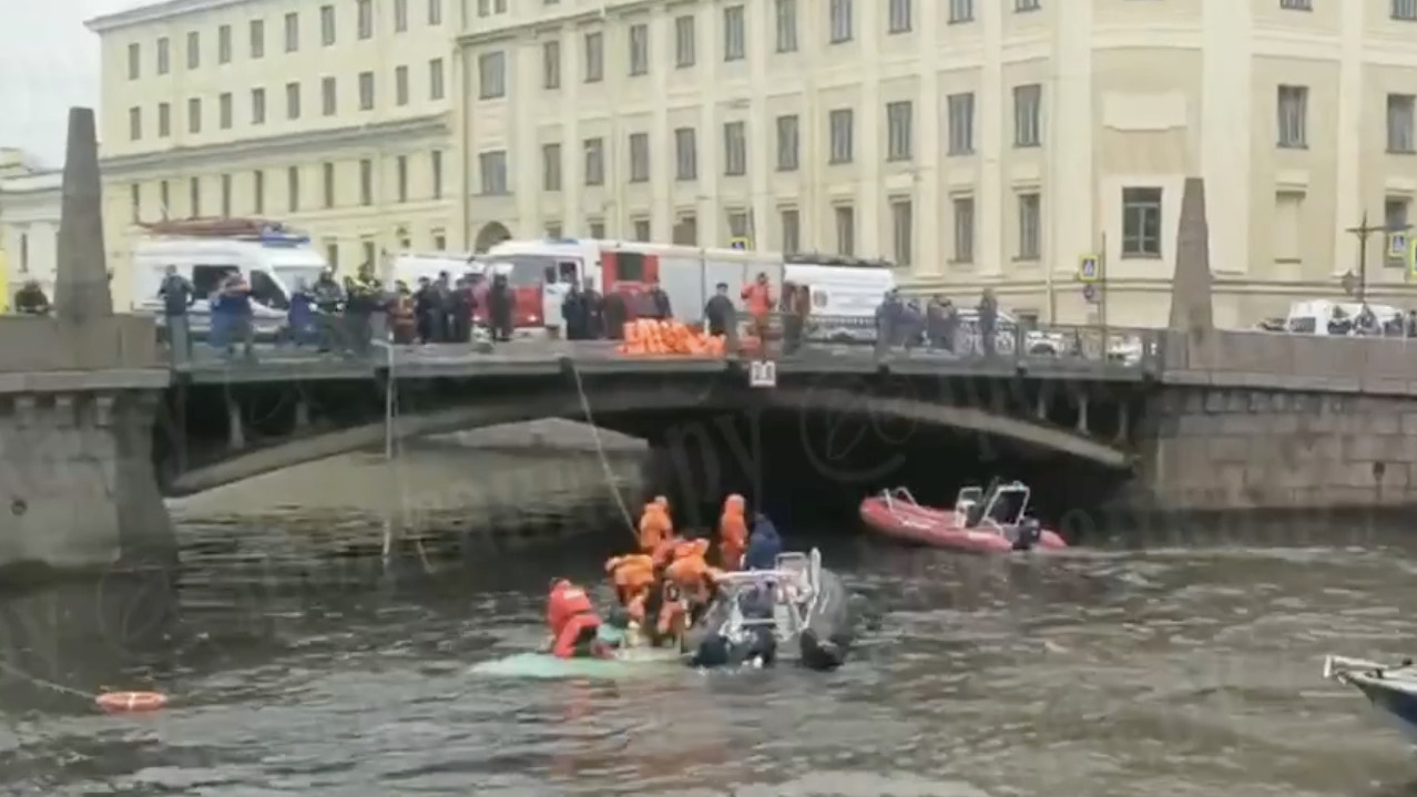 В Санкт-Петербурге автобус с пассажирами упал в Мойку