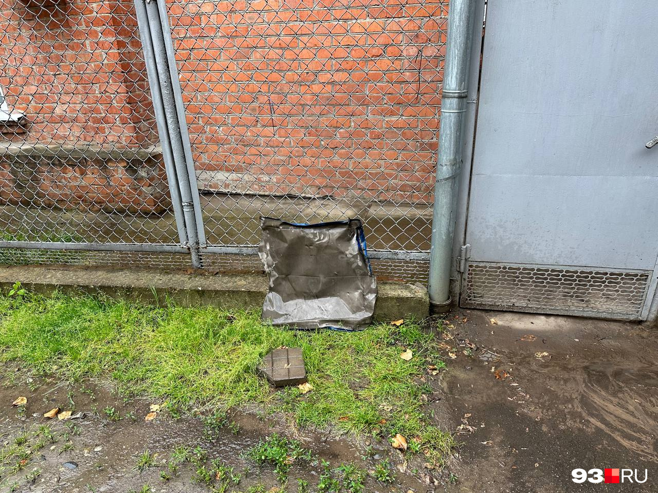 Эта металлическая часть упала рядом с машиной местного жителя Эта металлическая часть упала рядом с машиной местного жителя