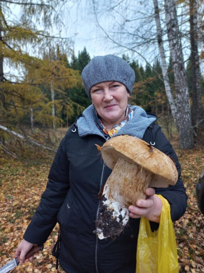 Фото: в Башкирии женщина притащила из леса белый гриб-гигант