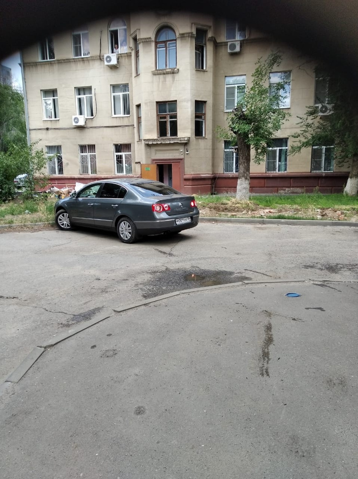 Машина экс-чиновника смогла проехать лишь несколько сотен метров Машина экс-чиновника смогла проехать лишь несколько сотен метров