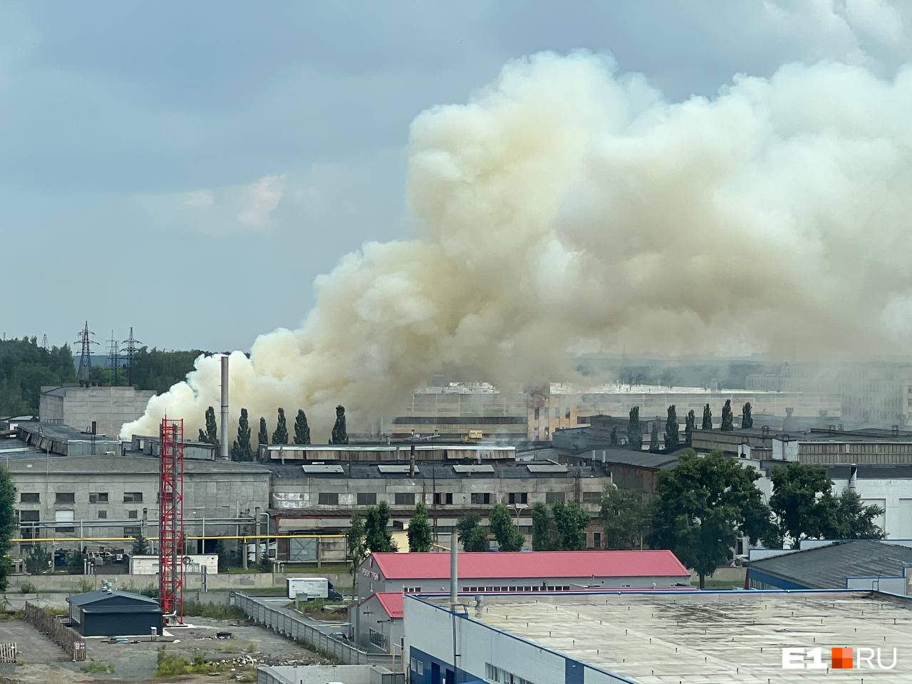 Над Эльмашем поднялся огромный столб дыма. Горит крупный завод