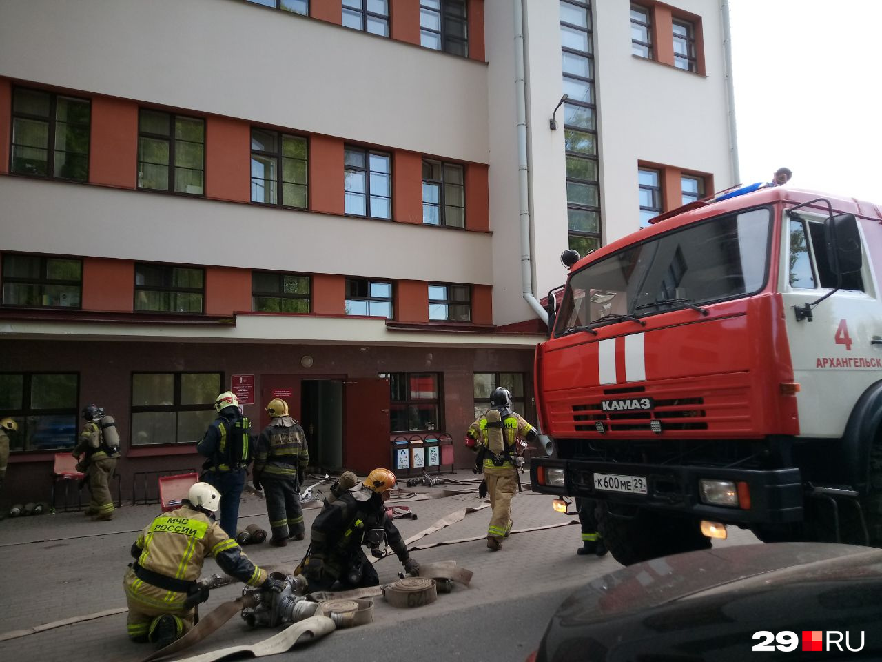 У драмтеатра в Архангельске — много пожарных машин: что случилось |  04.09.2023 | Архангельск - БезФормата