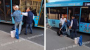 «Стучали по окнам»: в Архангельске сняли драку двух мужчин с водителями автобусов