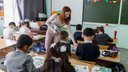 «Теперь она пилит ногти»: из уникального класса детей мигрантов ушел единственный говорящий по-русски человек — учитель