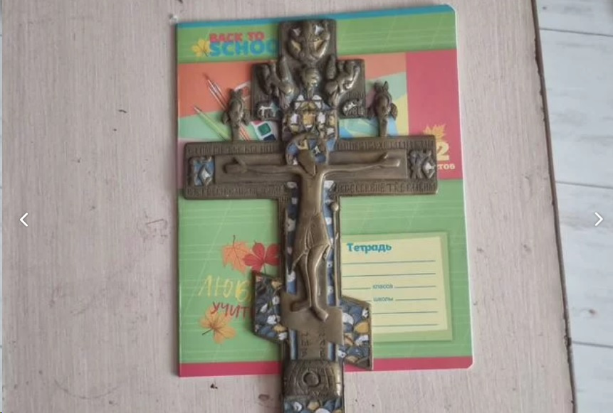 Старинный крест с гравировкой выставили на продажу в Чите за 1,5 млн р.