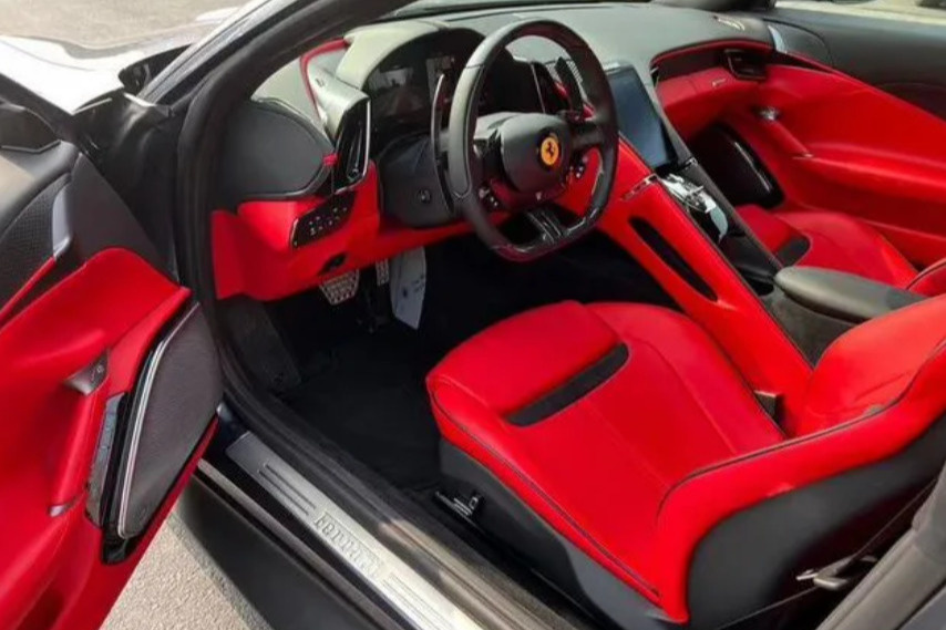 Яркий салон Ferrari Яркий салон Ferrari