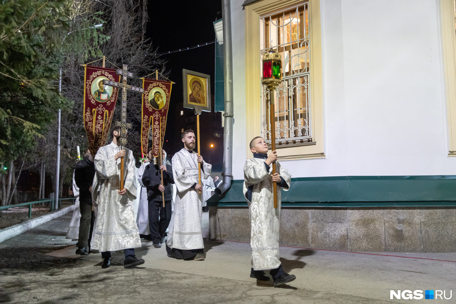 Крестный ход на пасху в какое время. Крестный ход на Пасху. Крестный ход Пасха Сыктывкар. Ночной крестный ход. Крестный ход фото.