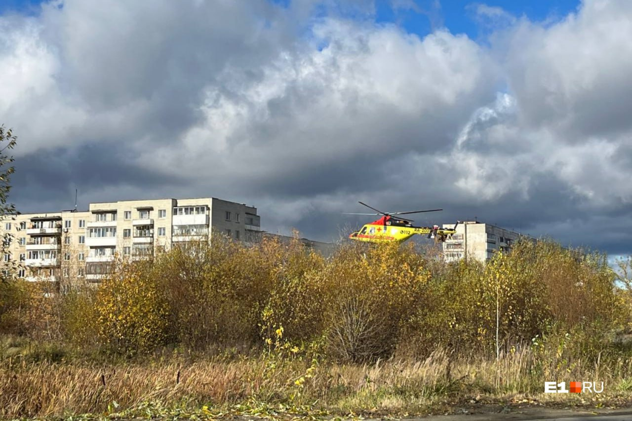 «Потребовалась эвакуация». Вертолет неожиданно приземлился возле пятиэтажек под Екатеринбургом