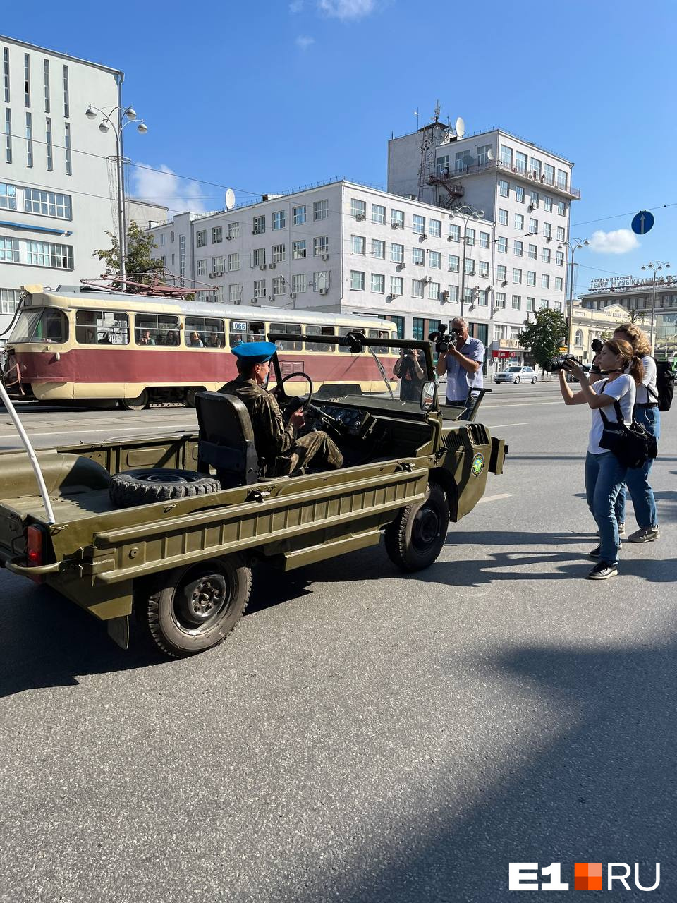 В центре Екатеринбурга собралась толпа в тельняшках: рассказываем, как отмечают День ВДВ