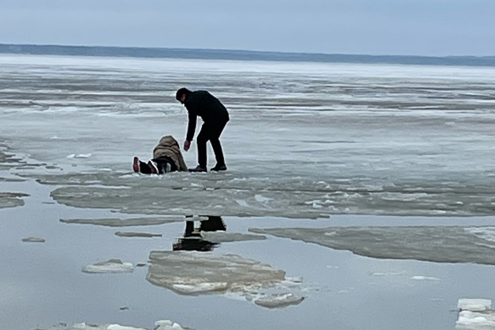 Две девочки ушли под лед на Горьковском море. Публикуем видео