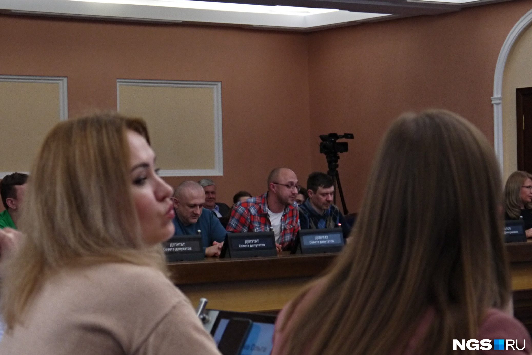 Общественник Алексей Носов (в центре) смог зажечь аудиторию