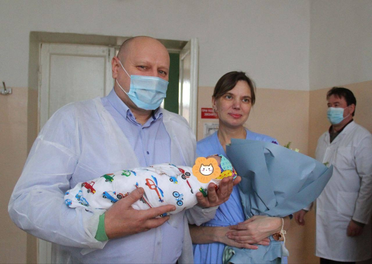 Первого ребенка, родившегося в Омске в 2024 году, назвали Романом