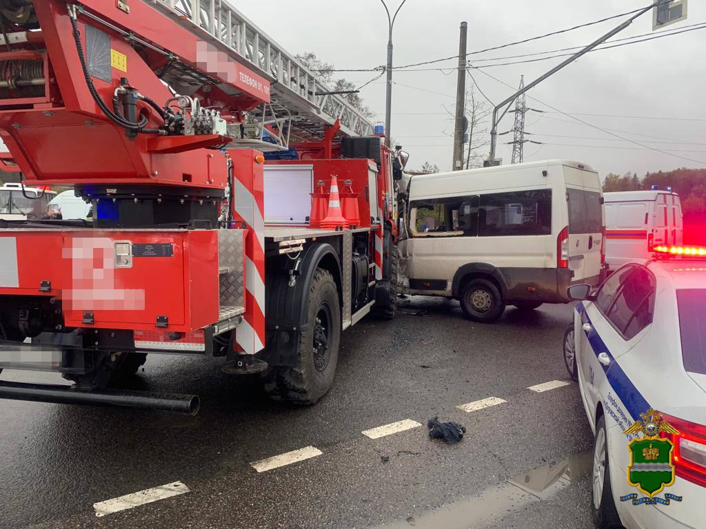 Пожарная машина протаранила маршрутку на трассе М-3 в Обнинске. Пострадали шестеро