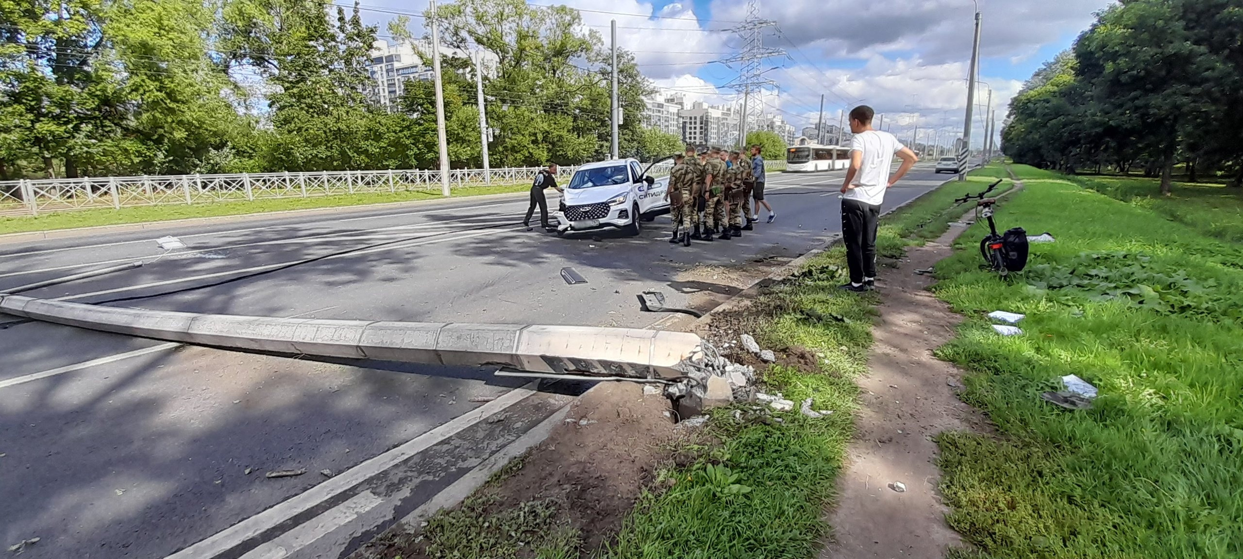 Каршеринг свалил бетонный столб на Петергофское шоссе и перевернулся |  29.08.2023 | Санкт-Петербург - БезФормата