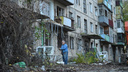 Как по кусочкам разбирают дом в Кривошлыковском, приговоренный к сносу — фоторепортаж