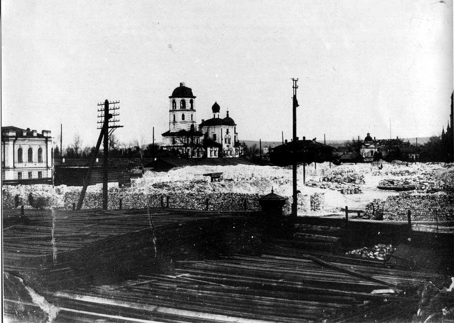 Место, где раньше были Казанский собор и Спасская церковь, 1934 год Место, где раньше были Казанский собор и Спасская церковь, 1934 год