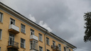 «Сделают только к декабрю»: крышу дома после крупного пожара в Новосибирске будут чинить несколько месяцев