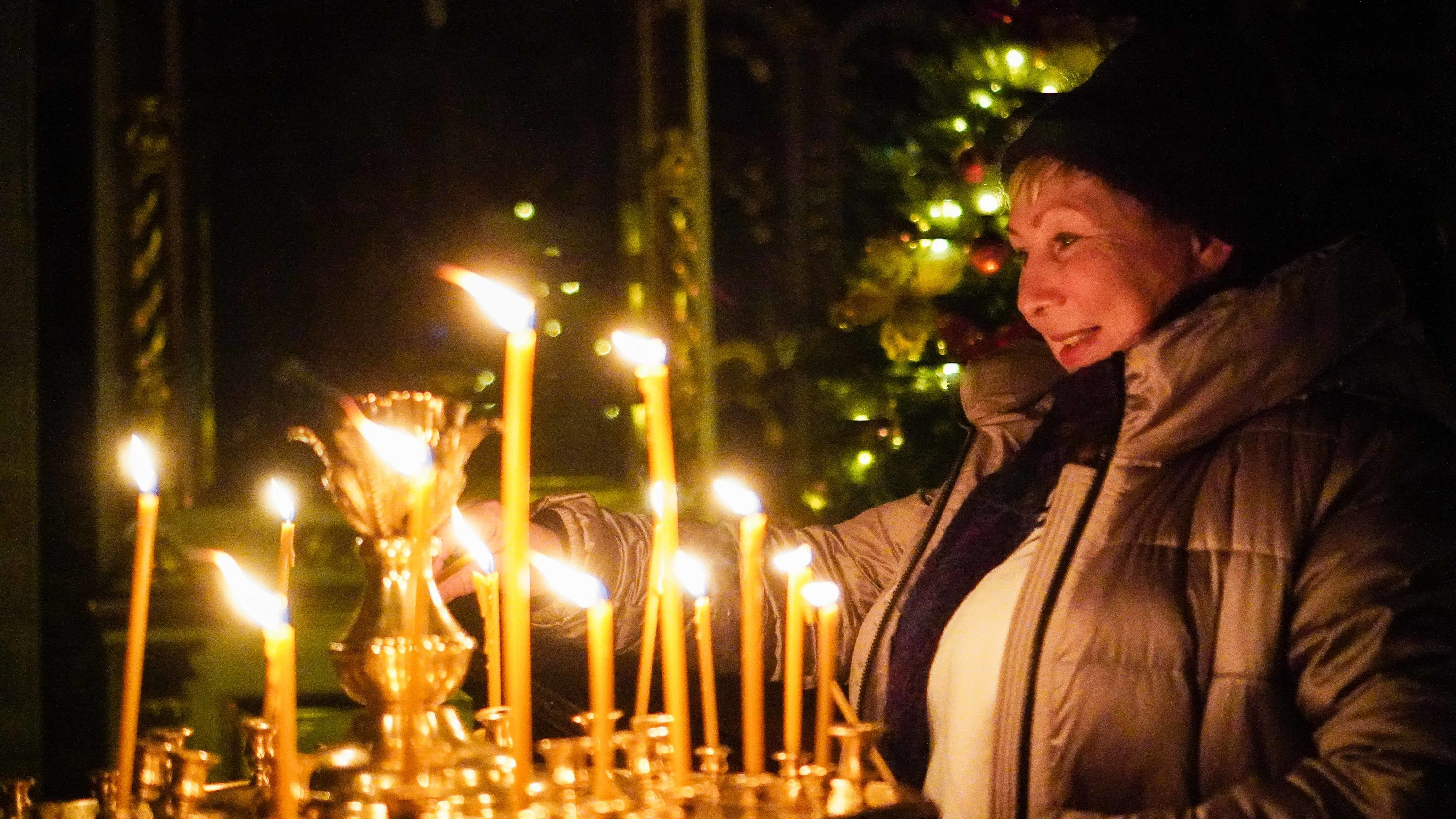 Рождественский фоторепортаж с ночной службы на Тарской — ее проводил митрополит Владимир