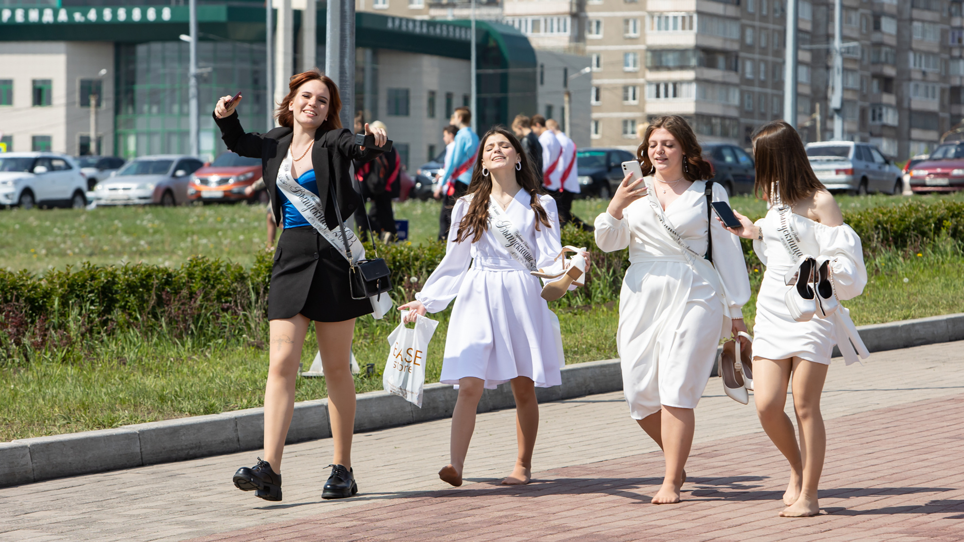 Танцующие босиком. В Магнитогорске прошел «Парад выпускников — 2023»