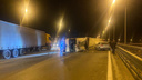 «Оба водителя и женщина в больнице»: подробности аварии на въезде в Волгоград, где опрокинулась фура — видео