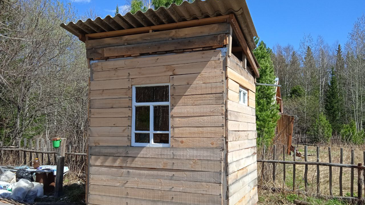 «Мужика вам надо»: красноярская пенсионерка с дочерью построили домик на даче и получили хейт в соцсетях. Сколько он стоил