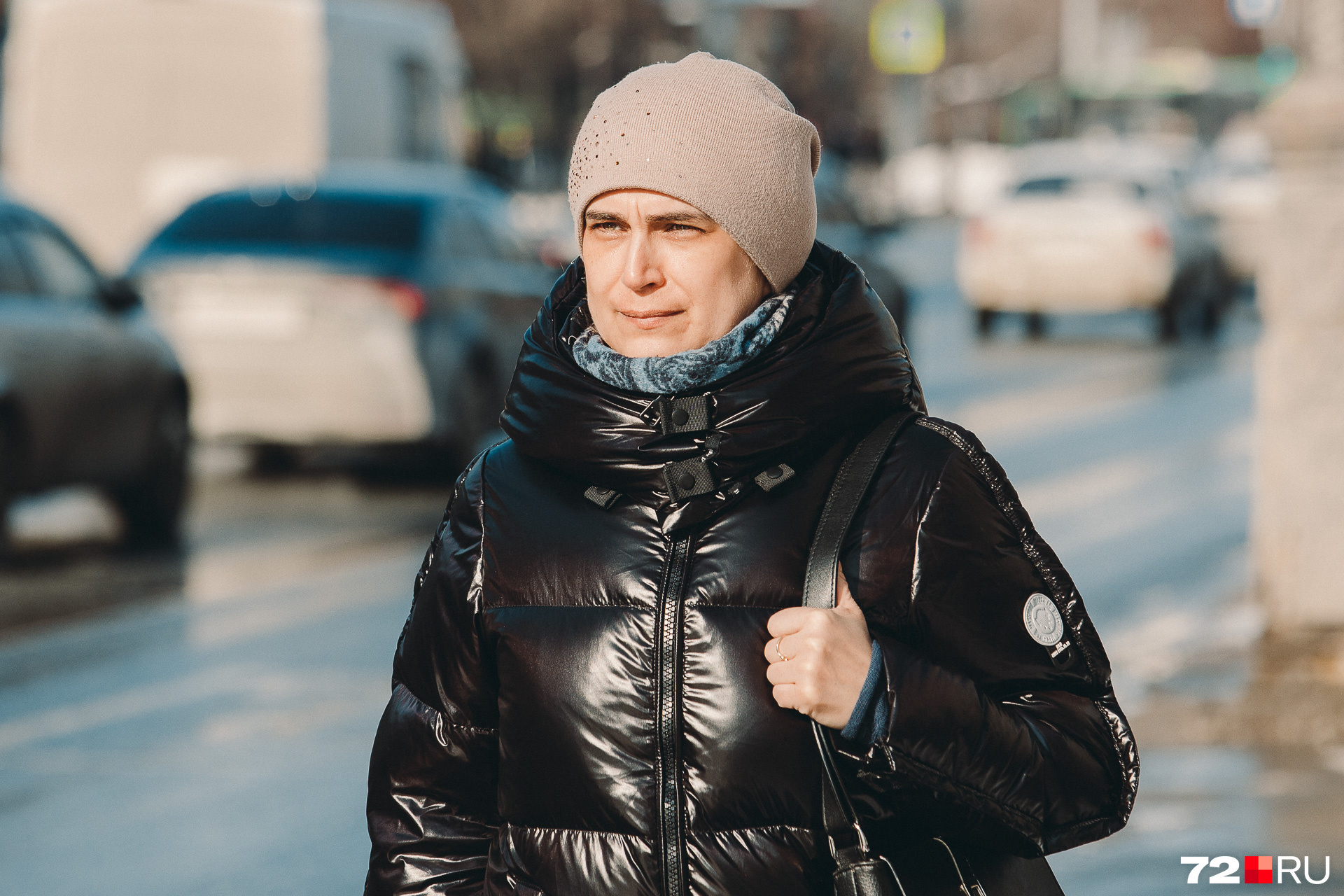 Еще одна горожанка спешит по своим делам Еще одна горожанка спешит по своим делам