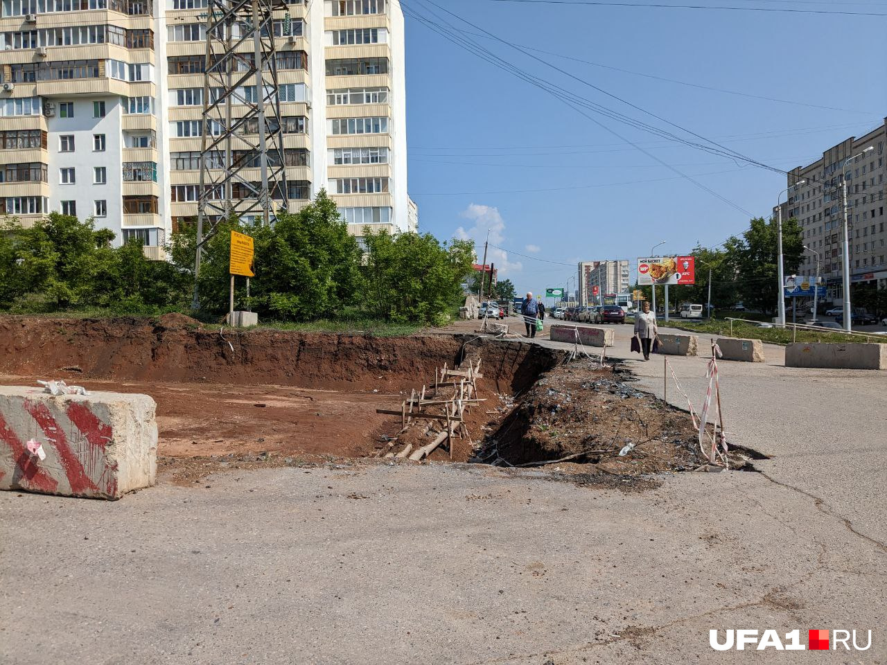 Смотря на эти ямы, кажется, что земля начала уходить из-под ног