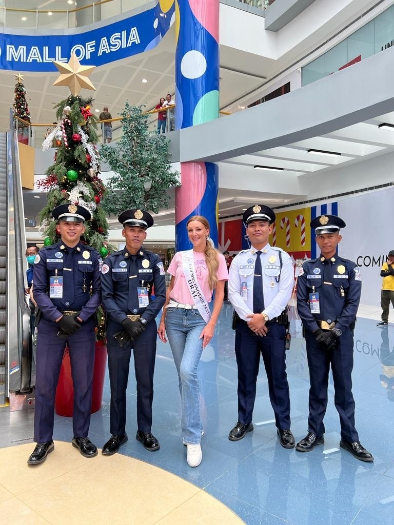 Местные полицейские с удовольствием фотографировались с приехавшими на конкурс красавицами