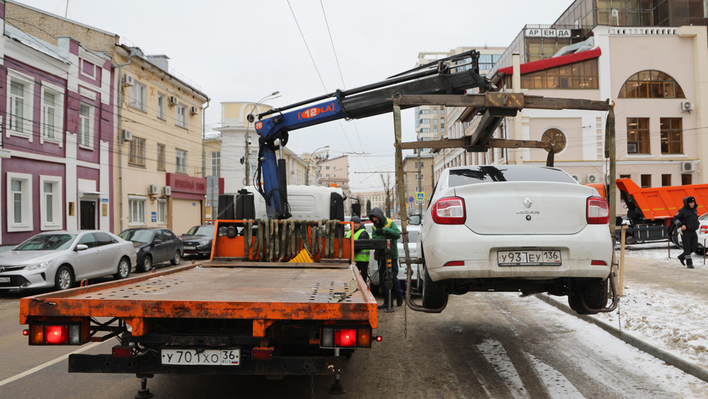 В Воронеже начали эвакуировать машины с прикрытыми номерами. Пока вопросов больше, чем ответов