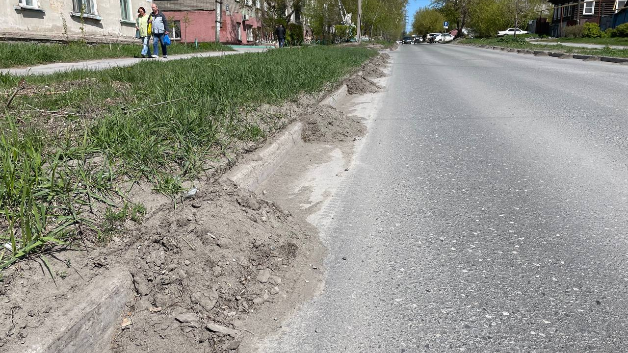 «Сугробы из грязи и пыли»: последствия странной уборки дороги в Новосибирске сняли на видео