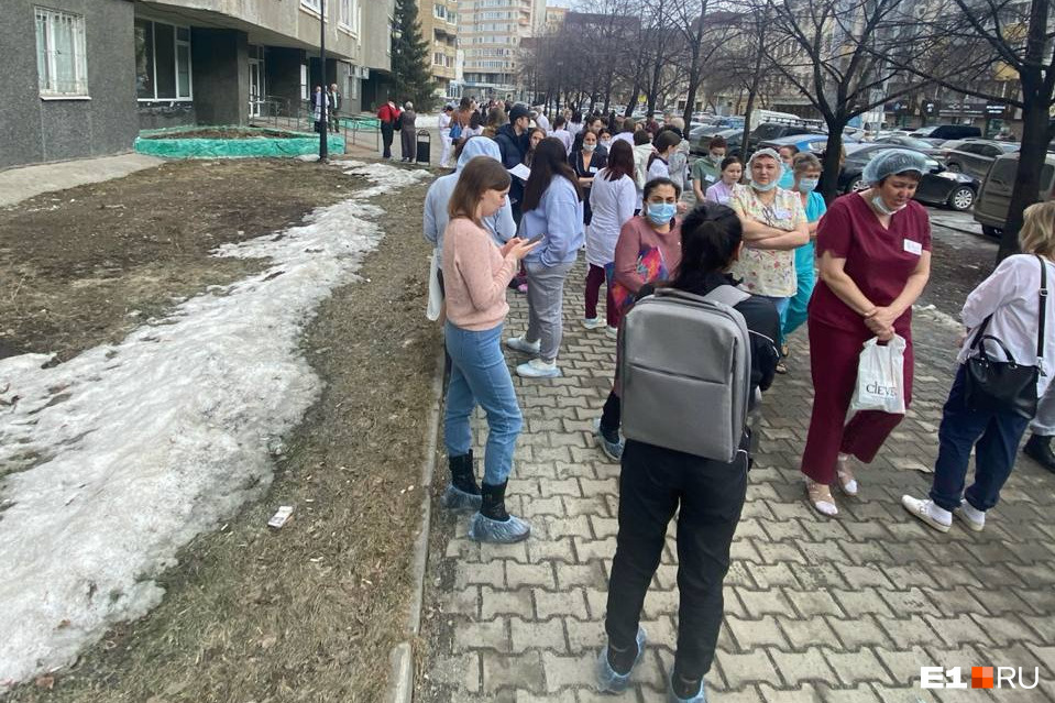 «Ждем саперов». В Екатеринбурге беременных женщин срочно эвакуировали из больницы