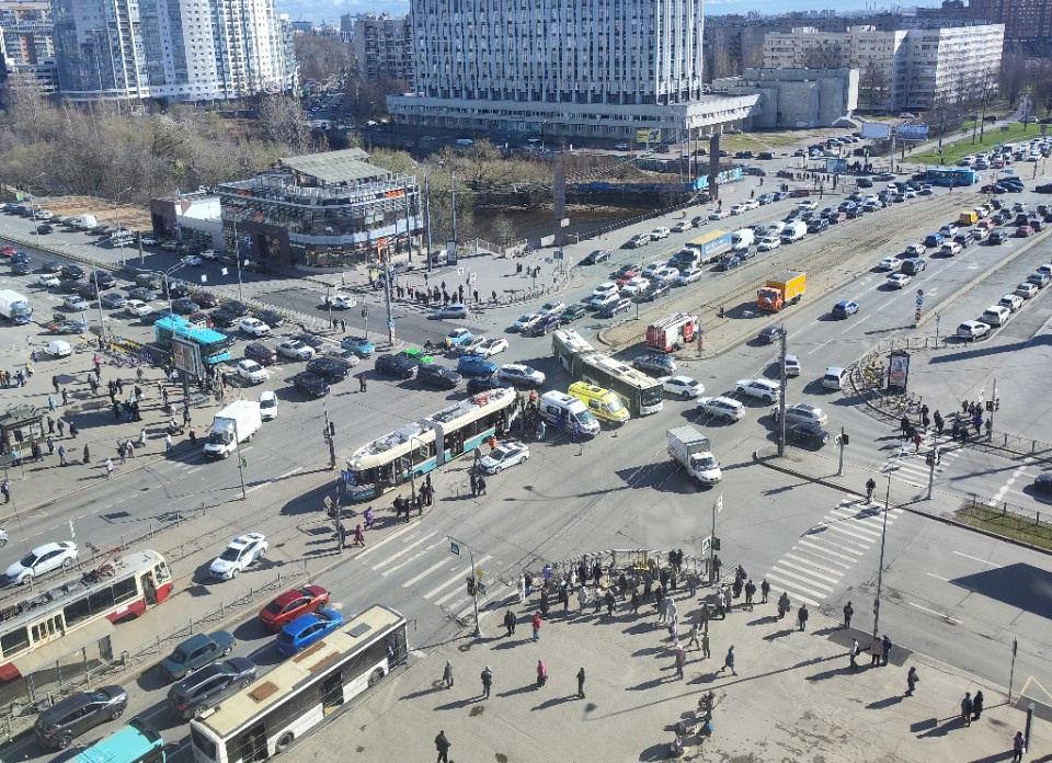 Ретротрамвай «Довлатов» въехал в толпу людей на Наличной улице