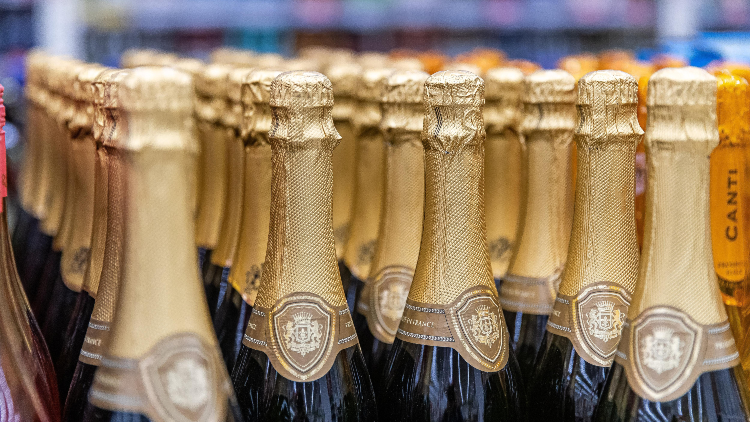«Не каждое игристое — шампанское»: вместе с сомелье выбираем напиток для новогодней ночи