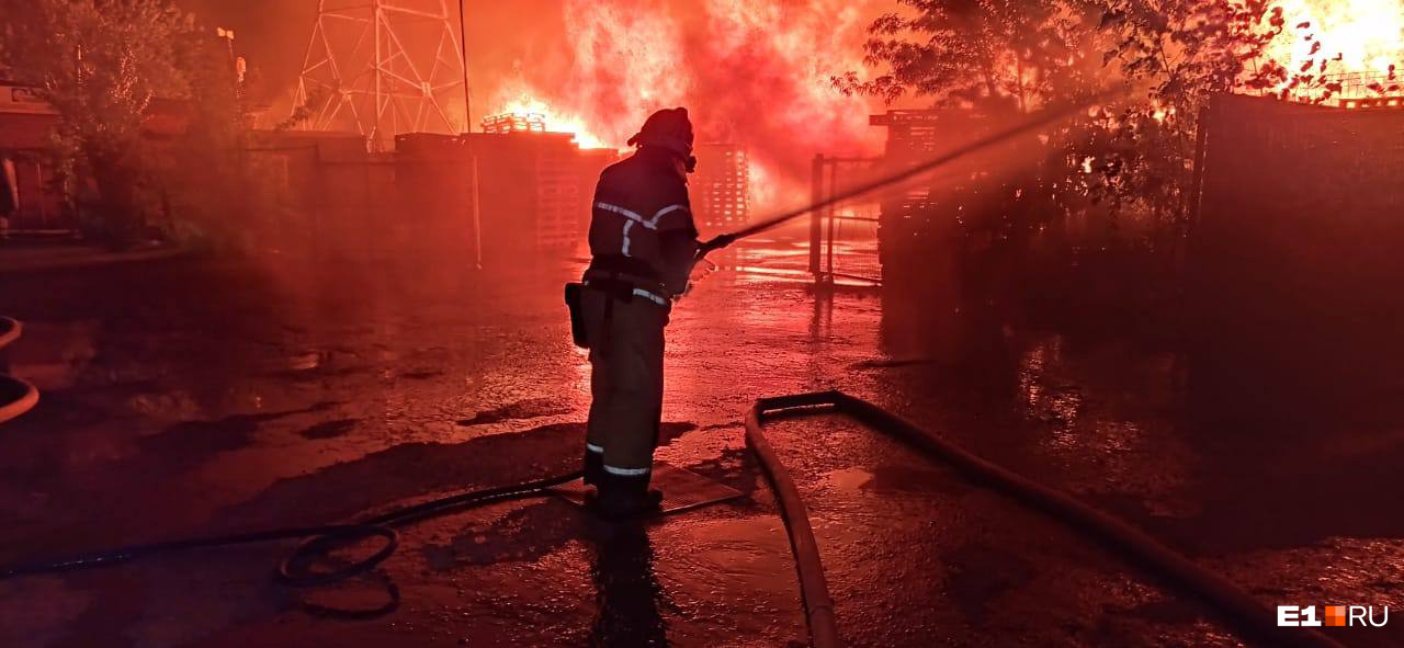 1500 квадратных метров огня. Как тушат громадный пожар в Екатеринбурге: кадры из самого пекла