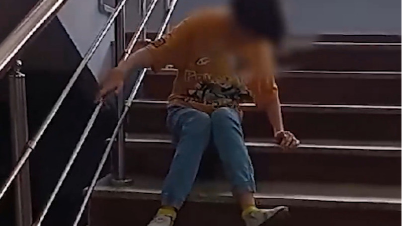 «Мы люди, которых нет». Ребенку-инвалиду пришлось сползать по лестнице из зала суда, и никто не предложил помощь