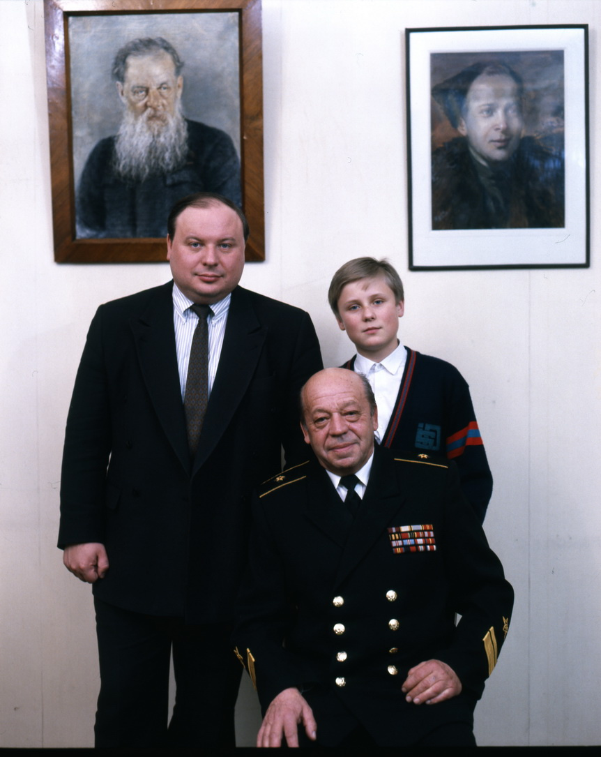 Егор Гайдар с отцом Тимуром и сыном Петром. 1994 год Егор Гайдар с отцом Тимуром и сыном Петром. 1994 год