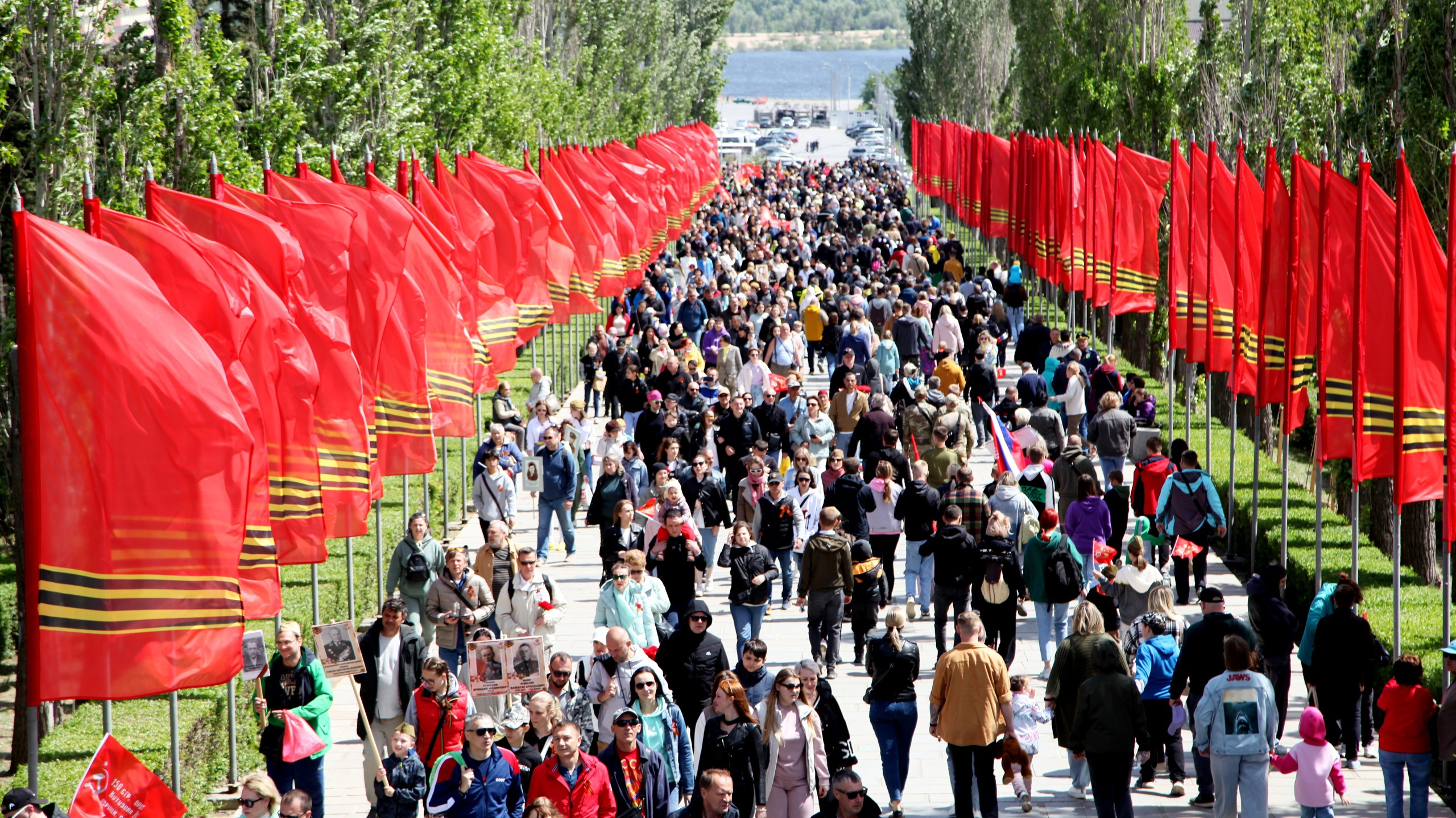 Несть им числа: смотрим, что происходит в День Победы на Мамаевом кургане в Волгограде
