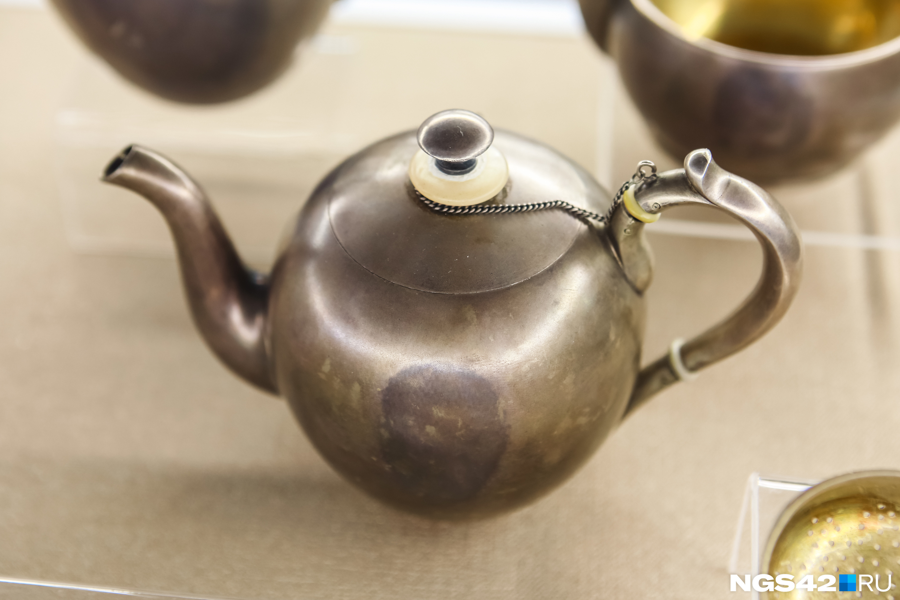 Чайник заварной из серебряного сервиза от «Землячества Кузбасса», набор создан в конце XIX — начале XX вв.