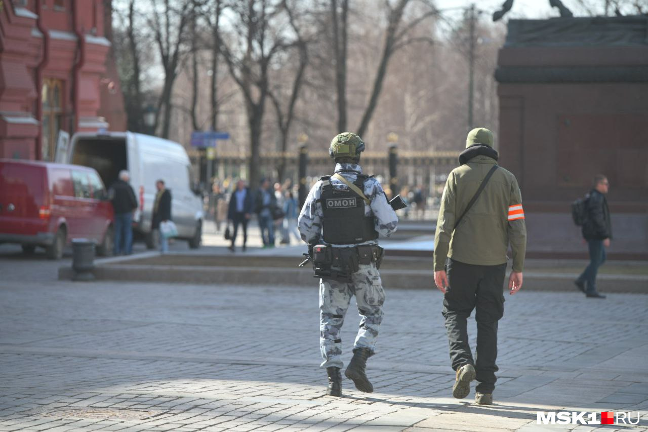 После теракта вооружили полицию на Красной площади в Москве - 1 апреля 2024  - ФОНТАНКА.ру