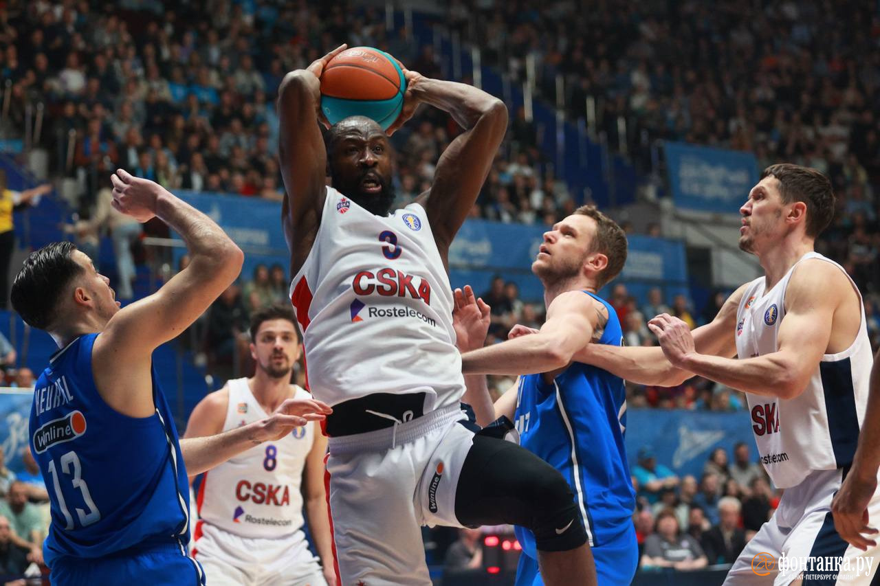 ЦСКА в Петербурге разгромил баскетбольный «Зенит» в полуфинале Единой лиги и повёл в серии