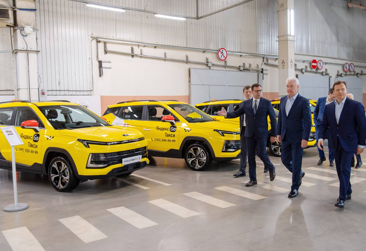 Сергею Собянину показали автомобили для «Яндекс.Такси»