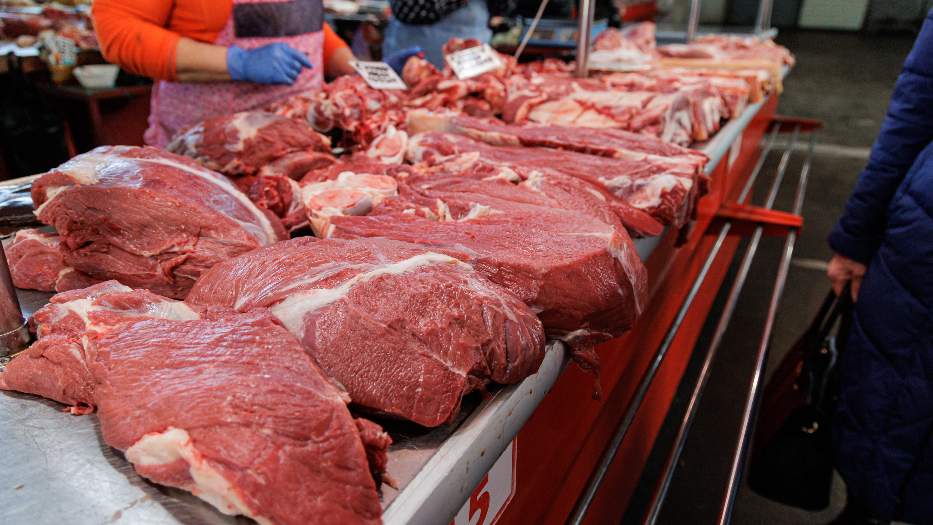Как проверить мясо на свежесть прямо на рынке: советы красноярского фудблогера и модели plus size